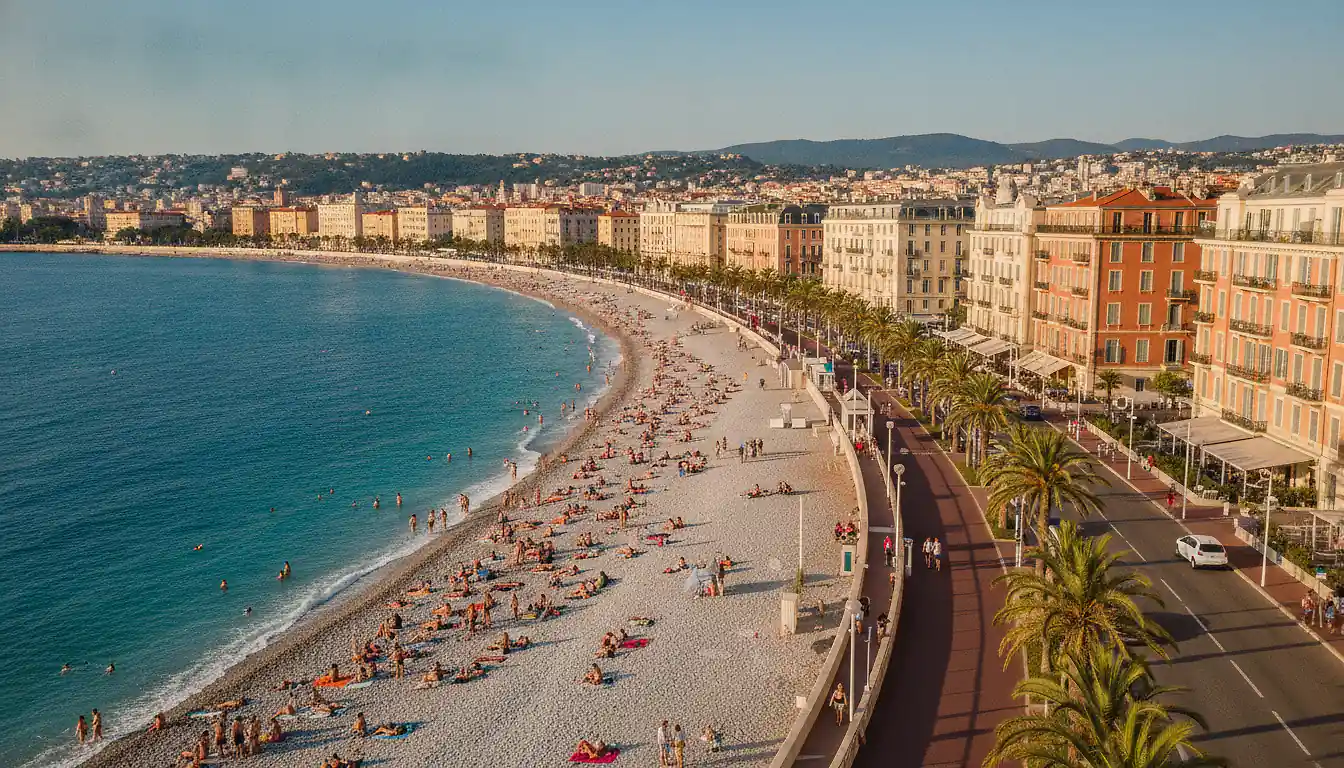 Vue de la Promenade des Anglais à Nice en fin d'après-midi, palmiers et façades Belle Époque au bord de la baie des Anges